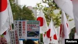 일본이 센카쿠 열도 국유화 조치를 시행한 지 1년을 맞은 11일, 도쿄에서 센카쿠 영유권을 주장하는 우익 단체들의 시위가 벌어졌다.