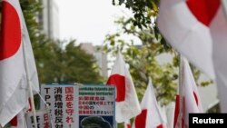 Các thành viên của phong trào dân tộc 'Ganbare Nippon' xuống đường biểu tình chống Trung Quốc tại Tokyo, ngày 11/9/2013.