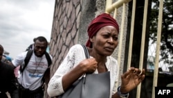 Une femme congolaise court après que la police a tiré pour disperser une foule à la foule, le 12 janvier 2018.