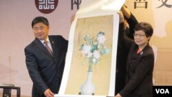 两岸故宫在台北联合召开记者会并交换纪念品(美国之音张永泰拍摄)