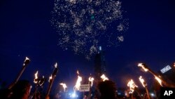 Tras una inédita votación en democracia, el Senado aprobó el jueves un proyecto de ley que permitirá a los chilenos votar en un plebiscito en abril de 2020 para decidir si se reemplaza o no la Constitución instaurada hace 38 años por el dictador Augusto Pinochet. Foto AP.