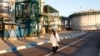 Un travailleur dans les installations d’une usine de phosphate à Jorf Lasfar, Maroc, 22 décembre 2011.