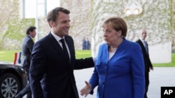 Канцлер Німеччини Анґела Меркель засмучена тим, стверджує Reuters, що президент Франції Еммануель Макрон прилюдно відмовився підтримувати кандидатуру німецького правоцентристського депутата Манфреда Вебера, за якого виступає Берлін