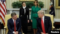  Donald Trump (Mirga) jaartii isaa Melania Trump fi nugusa Jordan’s King Abdullah fi jaartii isaa Rania White House, DC keessatti Ebla 5, 2017. 
