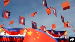 រូបឯកសារ៖ ទង់ជាតិខ្មែរ និង​ទង់ជាតិ​ចិន ត្រូវបាន​គេចង​ព្យួរ​នៅ​ក្នុង​ពិធី​សម្ពោធ​ដាក់​ឲ្យ​ប្រើប្រាស់​ជា​ផ្លូវការ​នូវ​ស្ពាន​មិត្តភាព​រវាង​កម្ពុជា​និង​ចិន នៅ​ក្រុងតាខ្មៅ ខេត្តកណ្តាល ខាងត្បូង​រាជធានី​ភ្នំពេញ កាលពី​ថ្ងៃចន្ទទី៣ ខែសីហា ឆ្នាំ២០១៥។