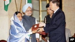 Bill Gates recebe o Prémio India Ghandi das mãos do presidente indiano,Pratibha Devisingh Patil