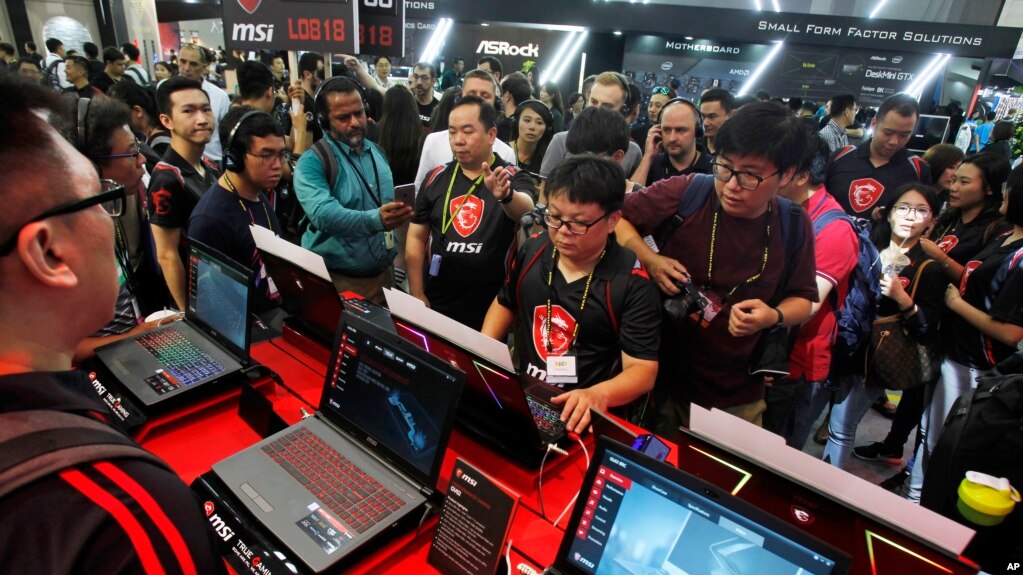 2018年6月5日台北国际电脑展在台北举行，参观者在参观微星的新产品。 (photo:VOA)