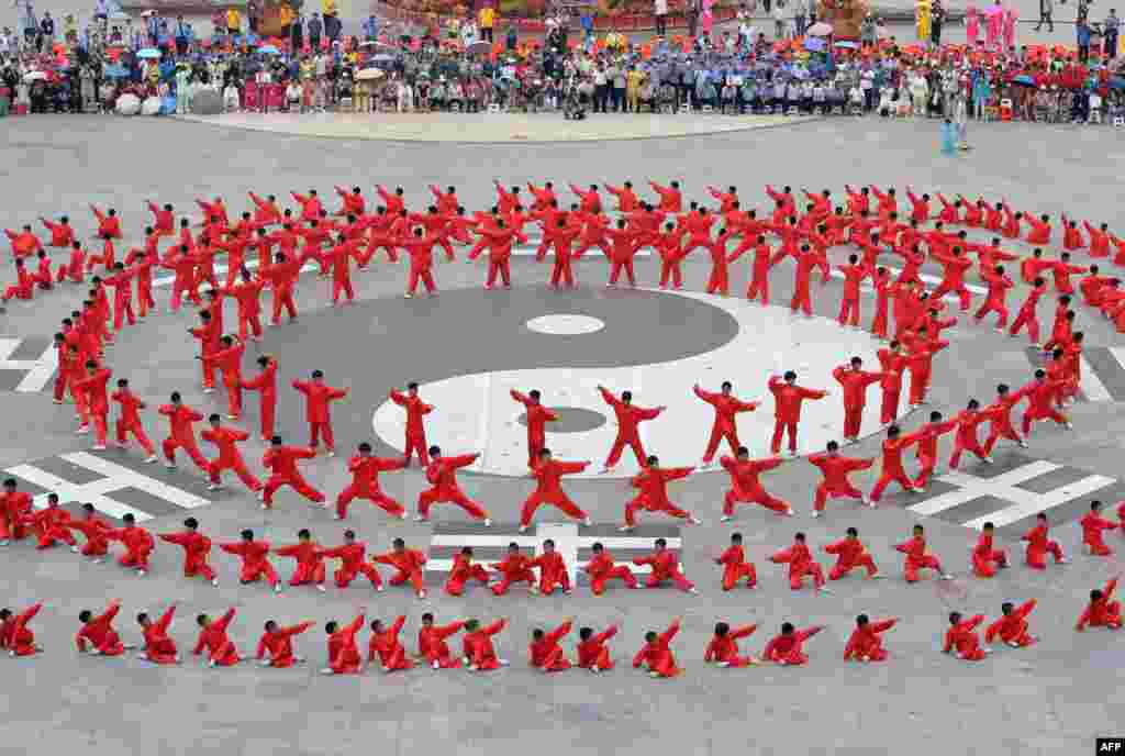 People perform &quot;tai chi&quot; during the launch ceremony of the 12th Handan International Tai Chi Conference in Handan, north China&#39;s Hebei province.&nbsp; Over 1,700 from around the world gathered to attend the conference.