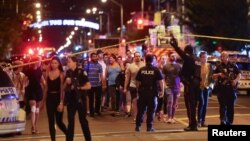 加拿大多伦多枪击现场警戒线外的人群。(2018年7月22日)