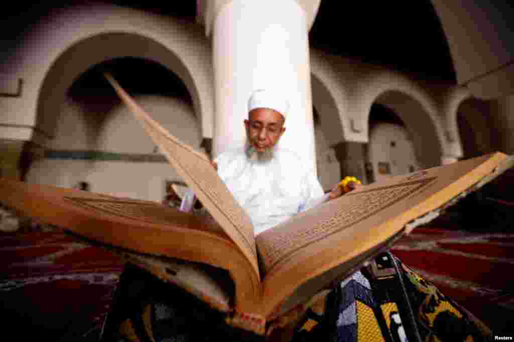 이슬람 문화권의 가장 큰 행사이자 성스러운 시기인 라마단이 시작된 가운데 예멘 수도 사나의 그랜드 모스크에서 남성이 &#39;코란(이슬람교의 경전)&#39;을 읽고 있다. 이슬람에서는 이슬람력에서의 9월을 &#39;코란&#39; 이 내려진 신성한 달로 여기고, 이 한 달 동안 일출에서 일몰까지 매일 의무적으로 단식한다.