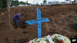 Un homme creuse une tombe au cimetière Parque Taruma de Manaus pour un détenu tué dans une émeute, le 4 janvier 2017.