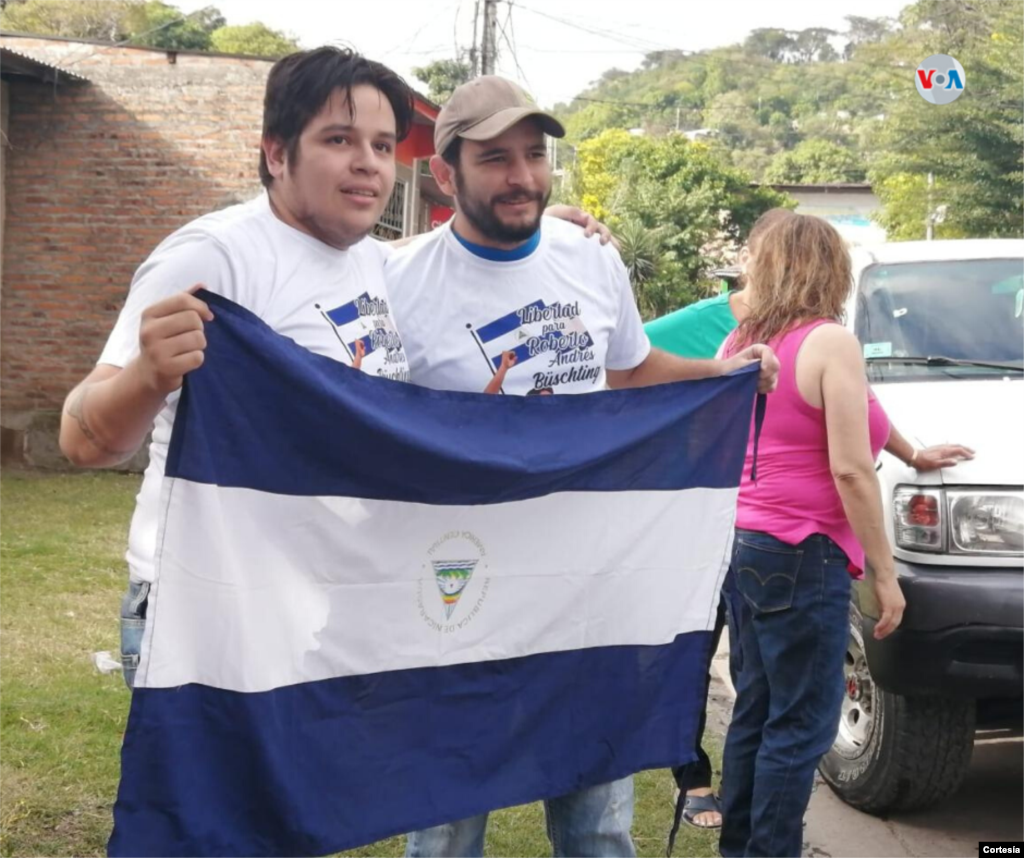 Rafael Sánchez, a la izquierda, es uno de los 91 prisioneros que fueron liberados el martes 30 de diciembre de 2019 en Nicaragua.