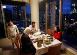 Sara Alkabra (9 tahun) setelah berbuka puasa bersama ibunya, Laila Almounaier, ayahnya Ahmed Alkabra, dan kakaknya, Lina Alkabra (13) pada hari pertama puasa di tengah wabah virus corona (Covid-19) di Bellevue, Washington, 24 April 2020. (Foto: Reuters)