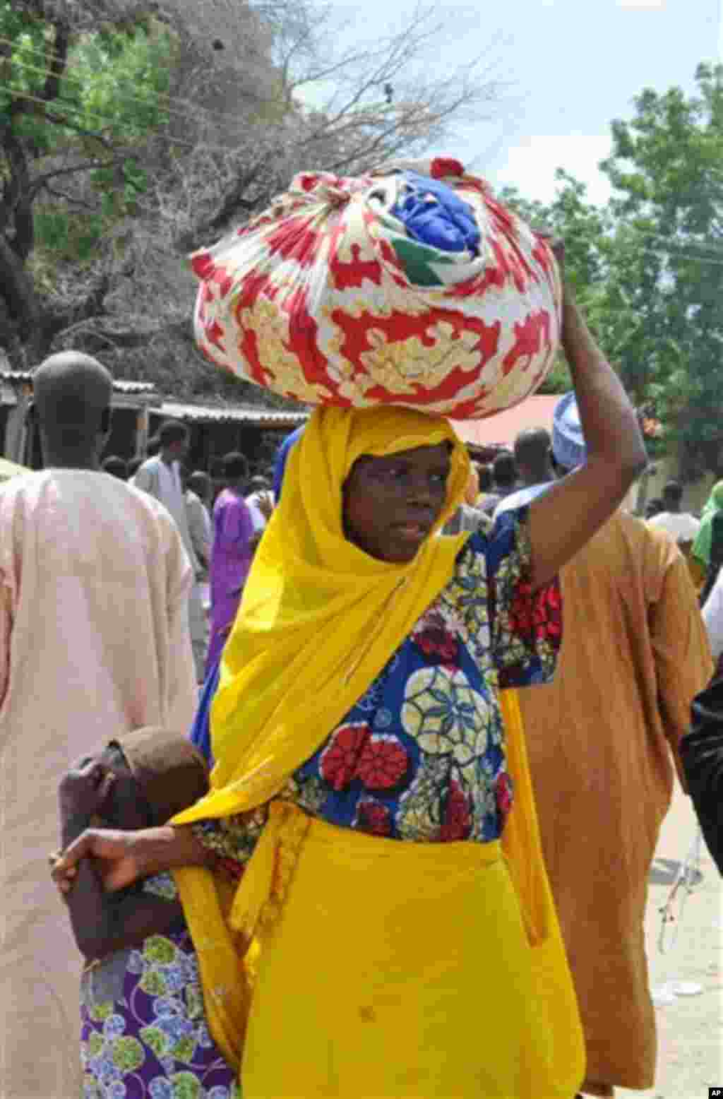 Al&#39;umar jahar Borno wadanda suka samu kawunansu, a cikin hakin ha&#39;ula&#39;i a sanadiyyar rikicin Boko Haram. Wadannan wasu da ga cikin wadan da suka bar gidajensu ne a wata makarantar sakandire da aka ware don taimaka musu. 3 ga Satumba na shekara 2014.