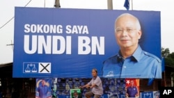 Papan iklan raksasa Barisan Nasional dengan foto Perdana Menteri Najib Razak.