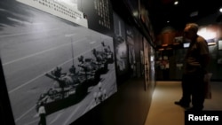 2015年6月3日香港六四紀念館中展出的“坦克人”照片。（路透社）