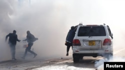 La police anti-émeute a tiré des gaz lacrymogènes pour disperser le convoi Raila Odinga, leader de la coalition du Super Alliance nationale (NASA), lors de son retour à Nairobi, le 17 novembre 2017.