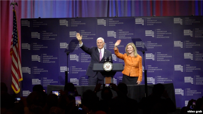 美国副总统彭斯与田纳西州共和党联邦参议员候选人玛莎·布莱克本向支持者挥手。（2018年9月21日，视频截图）