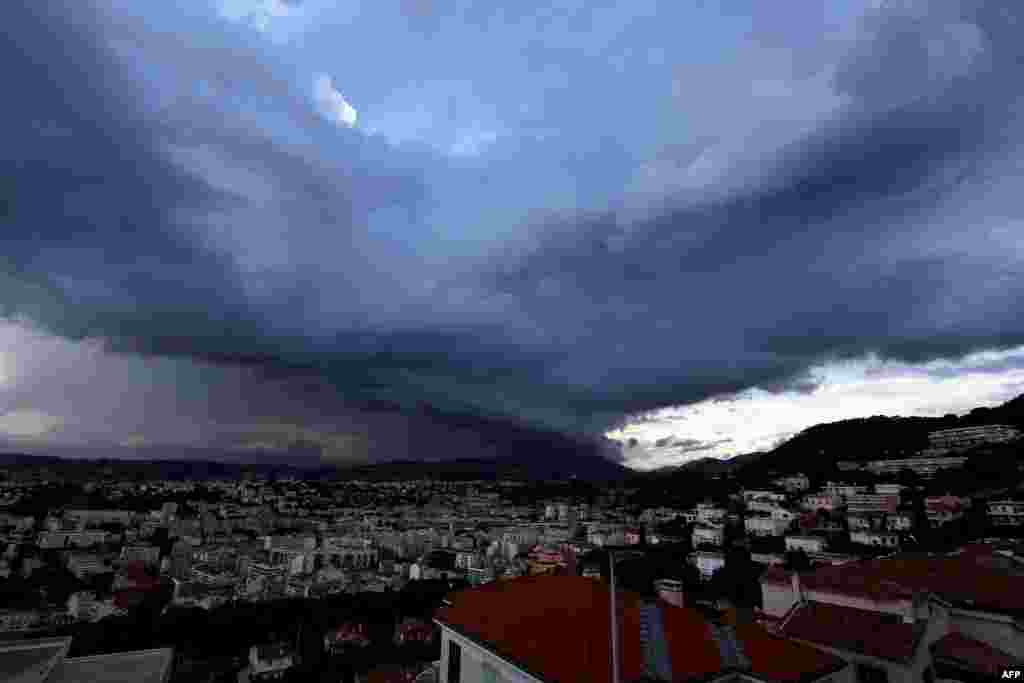 ابرهای سیاه بر فراز آسمان فرانسه 