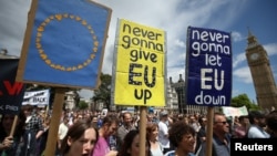 Des manifestants marchent pour l'Europe à Londres, Royaume-uni, le 2 juillet 2016. 