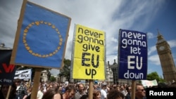 Des manifestants protestent sur la place du Parlement lors de la "marche pour l'Europe" au centre de Londres, Grande-Bretagne, le 2 juillet 2016. 