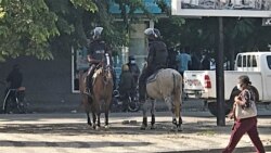 Agentes da Polícia Nacional de Angola em cavalos (Foto de Arquivo)