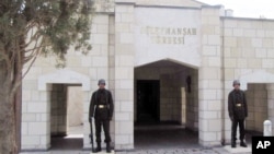 ພວກທະຫານເທີກີ ຢືນຍາມ ຢູ່ທາງເຂົ້າຫາສຸສານ Suleyman Shah ທີ່ບ້ານ Karakozak ເມືອງ Aleppo ຊີເຣຍ ເດືອນເມສາ 2011. 