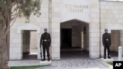 2011年4月土耳其士兵哉在奥斯曼帝国创始人苏雷曼大帝陵墓入口处站岗