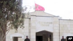 Tentara Turki menjaga pintu masuk makam Suleyman Shah, kakek Osman I, pendiri Kekaisaran Ottoman, di desa Karakozak, timur laut Aleppo, Suriah, April 2011. (Foto: dok.) 
