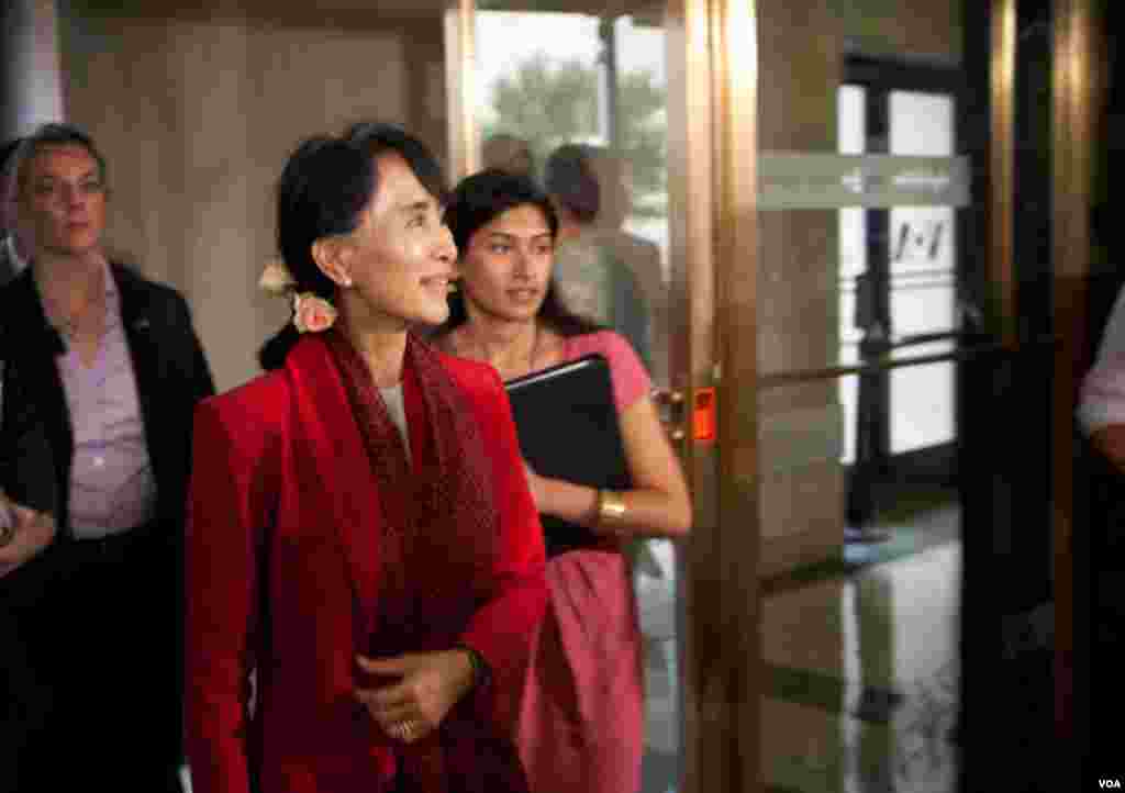 B&agrave; Aung San Suu Kyi ch&agrave;o đ&oacute;n nh&acirc;n vi&ecirc;n Đ&agrave;i Tiếng n&oacute;i Hoa Kỳ tại Trụ sở đ&agrave;i VOA ở Washington D.C, ng&agrave;y 18/9/2012. (Alison Klein / VOA)