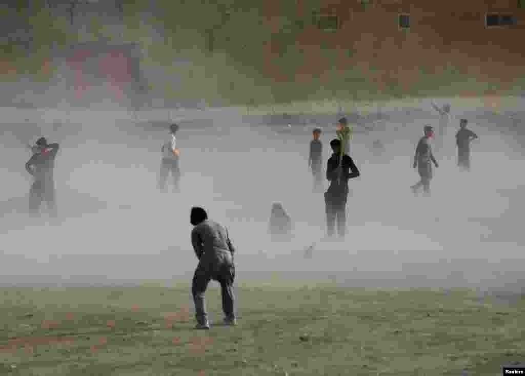 کابل افغانستان، تاخیر بازی کریکت پسرهای افغان به دلیل توفان گرد و غبار.&nbsp;