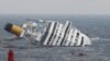 Công nhân bắt đầu rút nhiên liệu ra khỏi tàu du lịch chìm tại Ý