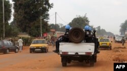 Un contingent de la Mission des Nations unies en Centrafrique (Minusca) patrouille dans le quartier PK5 à Bangui.