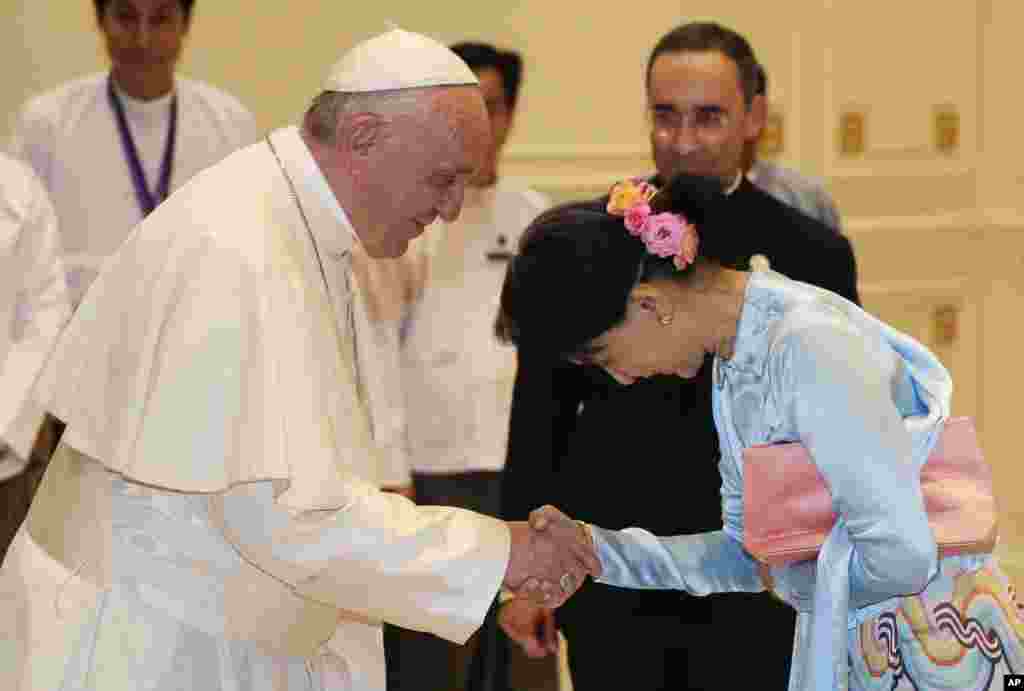 Pope Francis shakes hands with Myanmar&#39;s leader Aung San Suu Kyi in Naypyitaw, Nov. 28, 2017.
