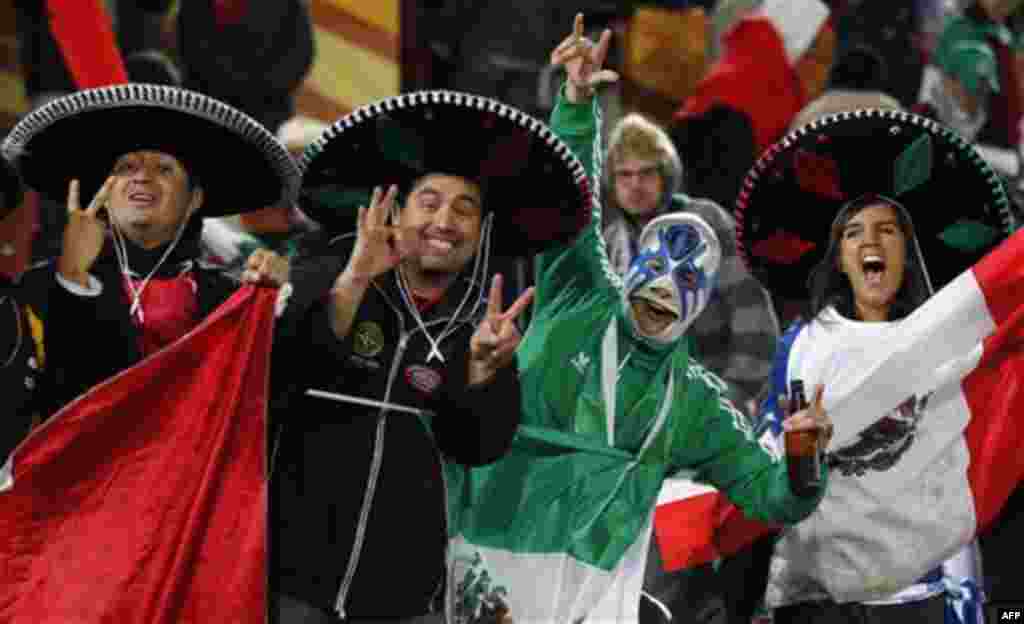 Мексиканские больщики празднуют победу Мексики со счетом 2:0 в матче Францией на стадионе «Мокаба» в Полокване, Южная Африка. Четверг, 17 июня 2010. (Фото АП / Франсуа Мори)