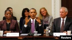 19일 바락 오바마 미국 대통령(가운데)이 대통령 직속 수출자문위원들과 면담하는 자리에서 발언하고 있다.