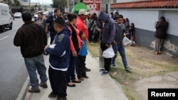 La administración del presidente Andrés Manuel López Obrador ha rechazado la medida de Washington de enviar a mexicanos solicitantes de asilo a Guatemala.