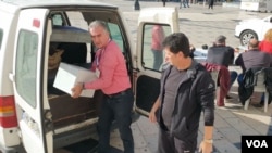 Komunitas muslim membantu korban gempa di Albania. (Foto: VOA)