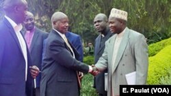 Perezida wa Uganda, Yoweri Museveni, hagati, kw'ifoto