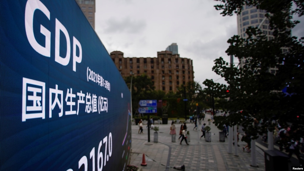 上海街头一个电子屏上显示中国国民生产总值数据。（2021年10月18日）