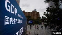 上海街头一个电子屏上显示中国国民生产总值数据。（2021年10月18日）