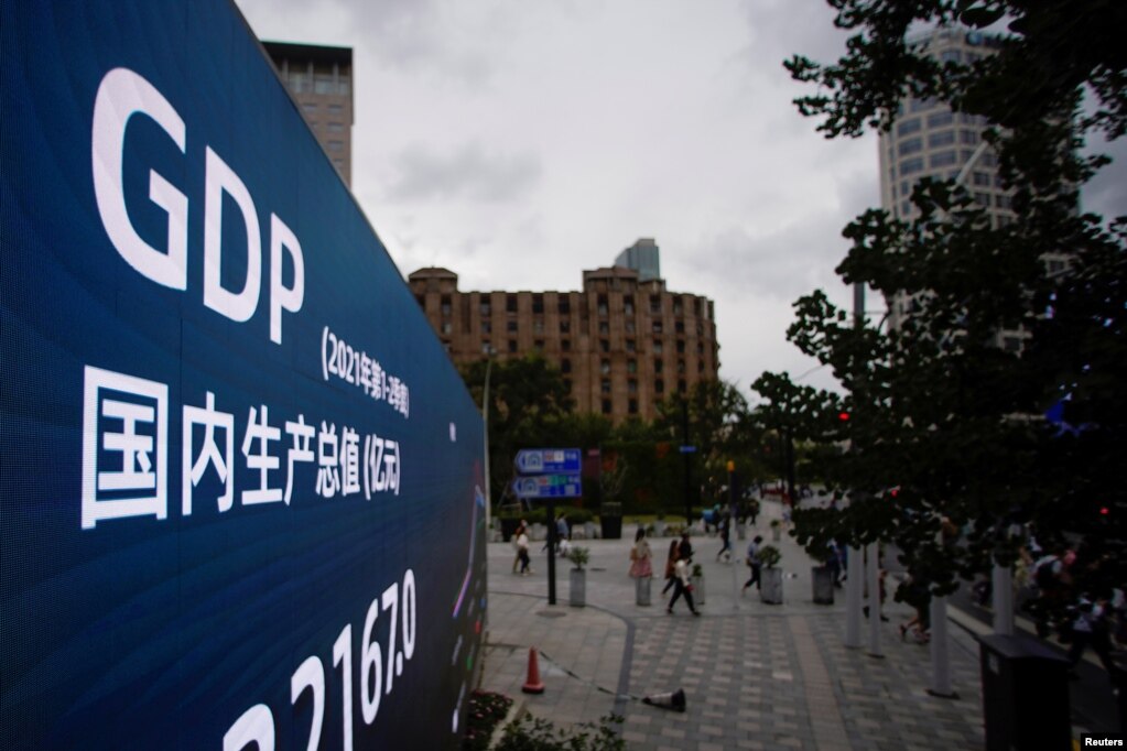 上海街头一个电子屏上显示中国国民生产总值数据。（2021年10月18日）(photo:VOA)