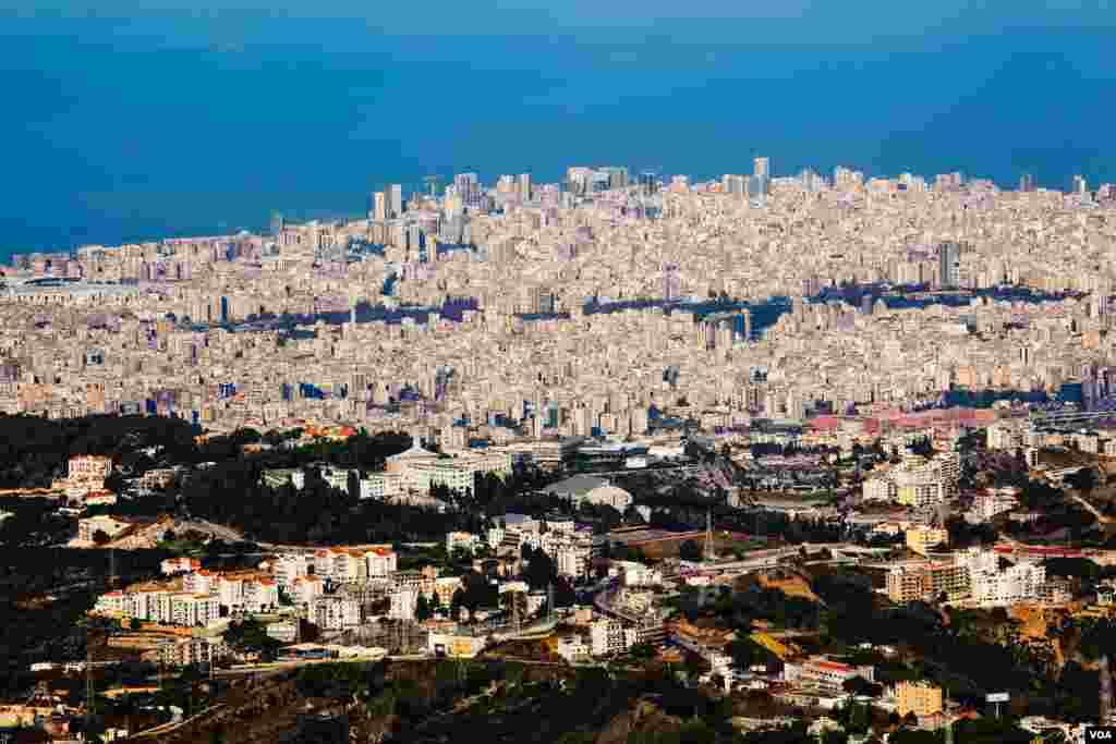 Pemandangan kota Beirut, Lebanon, di tepi laut. (VOA/V. Undritz)