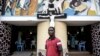 Un homme devant une église avant une manifestation à Kinshasa, le 21 janvier 2018 .