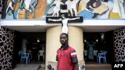 Un homme devant une église avant une manifestation à Kinshasa, le 21 janvier 2018 .