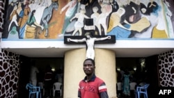 Un homme devant une église la messe avant une manifestation appelant le président de la République démocratique du Congo (RDC) à se retirer le 21 janvier 2018 à Kinshasa.