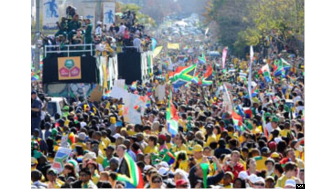 Arak-arakan tim tuan rumah Bafana-Bafana menembus kerumunan masyarakat di Johannesburg.