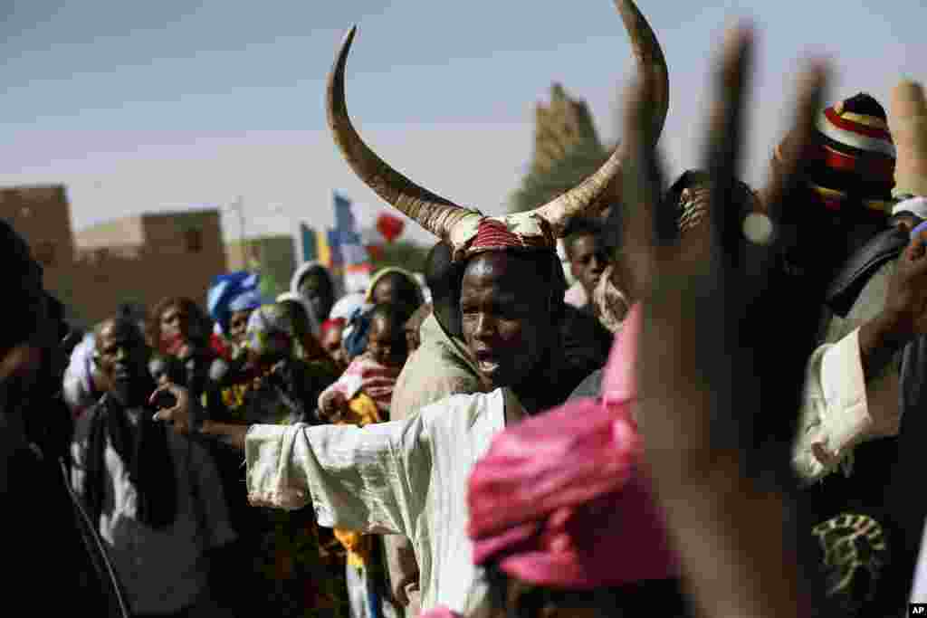 Well-wishers gather to greet French President Francois Hollande during his two-hour-long visit to Timbuktu, Mali, February 2, 2013. 