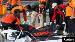 Rescue workers of the crashed Lion Air flight JT610 carry body bags at the Tanjung Priok port in Jakarta, Indonesia, Nov. 2, 2018. 