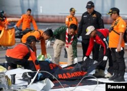 Rescue workers of the crashed Lion Air flight JT610 carry body bags at the Tanjung Priok port in Jakarta, Indonesia, Nov. 2, 2018.